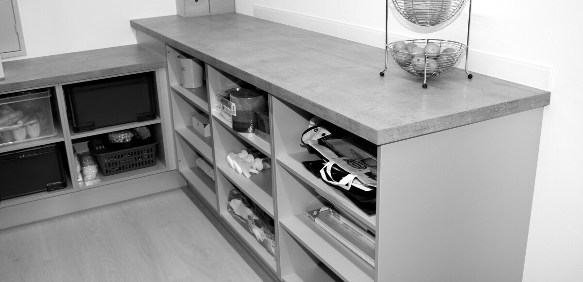 Speisekammer mit viel Arbeitsfläche und perfekt genutzten Stauraum